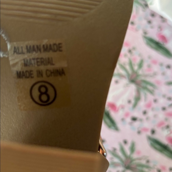 VICI Tan Block Heel Strappy Sandals SZ 8 Worn 1X Indoors - Picture 11 of 13